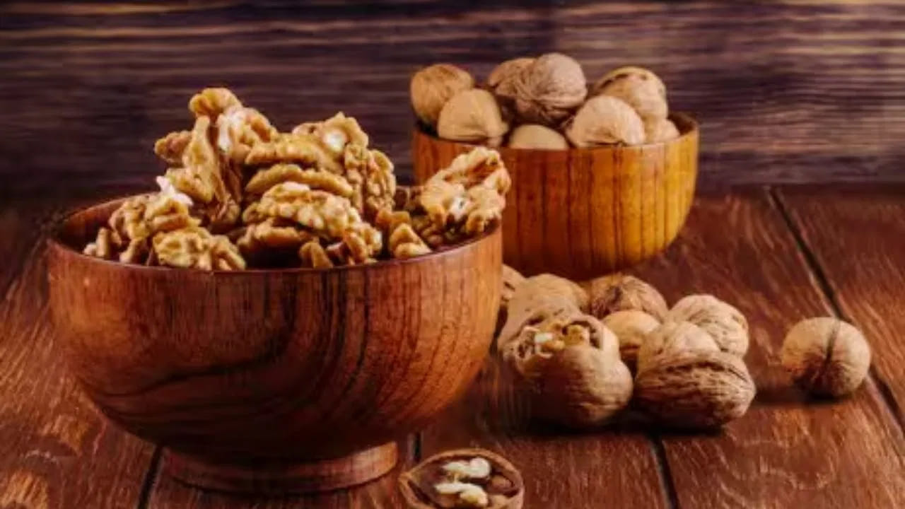 వాల్‌నట్స్‌లో ఒమేగా-3 కొవ్వు ఆమ్లాలు, యాంటీఆక్సిడెంట్లు దండిగా ఉంటాయి. ఇవి వాపును తగ్గించడంలో సహాయపడతాయి. తద్వారా గుండె జబ్బుల ప్రమాదాన్ని తగ్గిస్తాయి. 