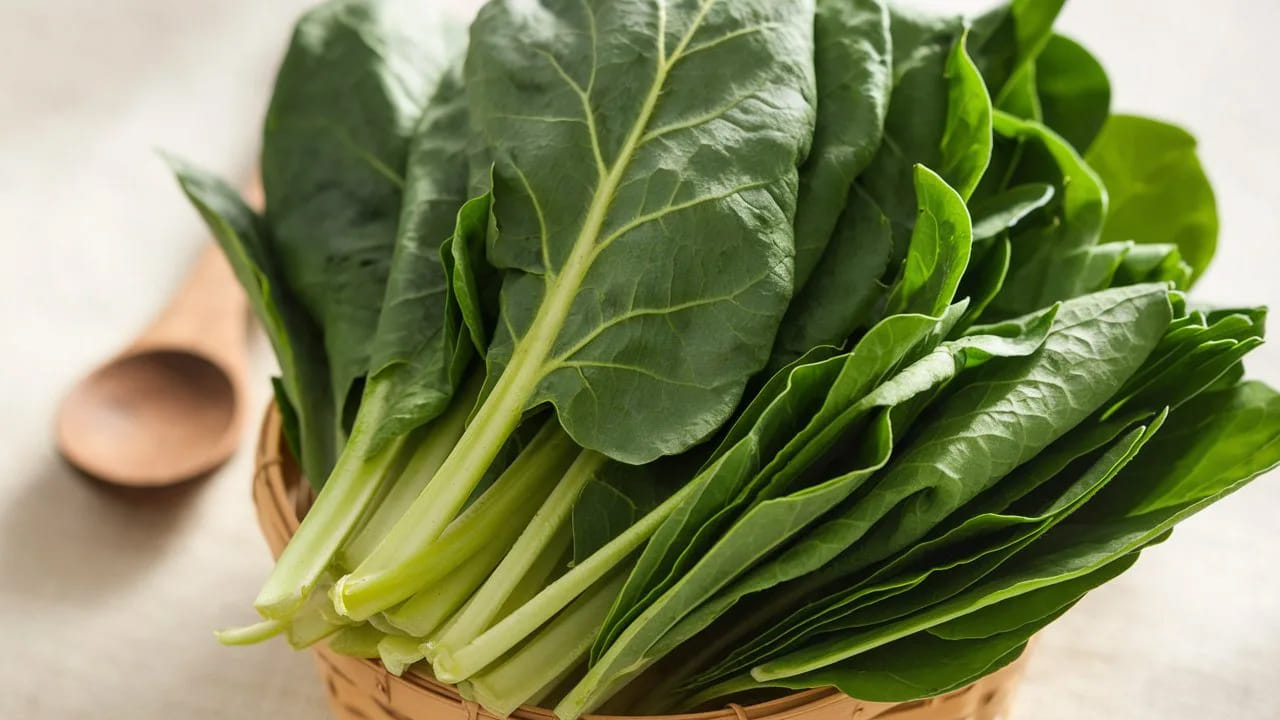 పాలకూర, మెంతి, ఆవాలు వంటి ఆకుకూరలలో నైట్రేట్లు ఉంటాయి. ఇవి రక్తపోటును తగ్గిస్తాయి. ధమనులను మరింత సరళంగా చేస్తాయి.