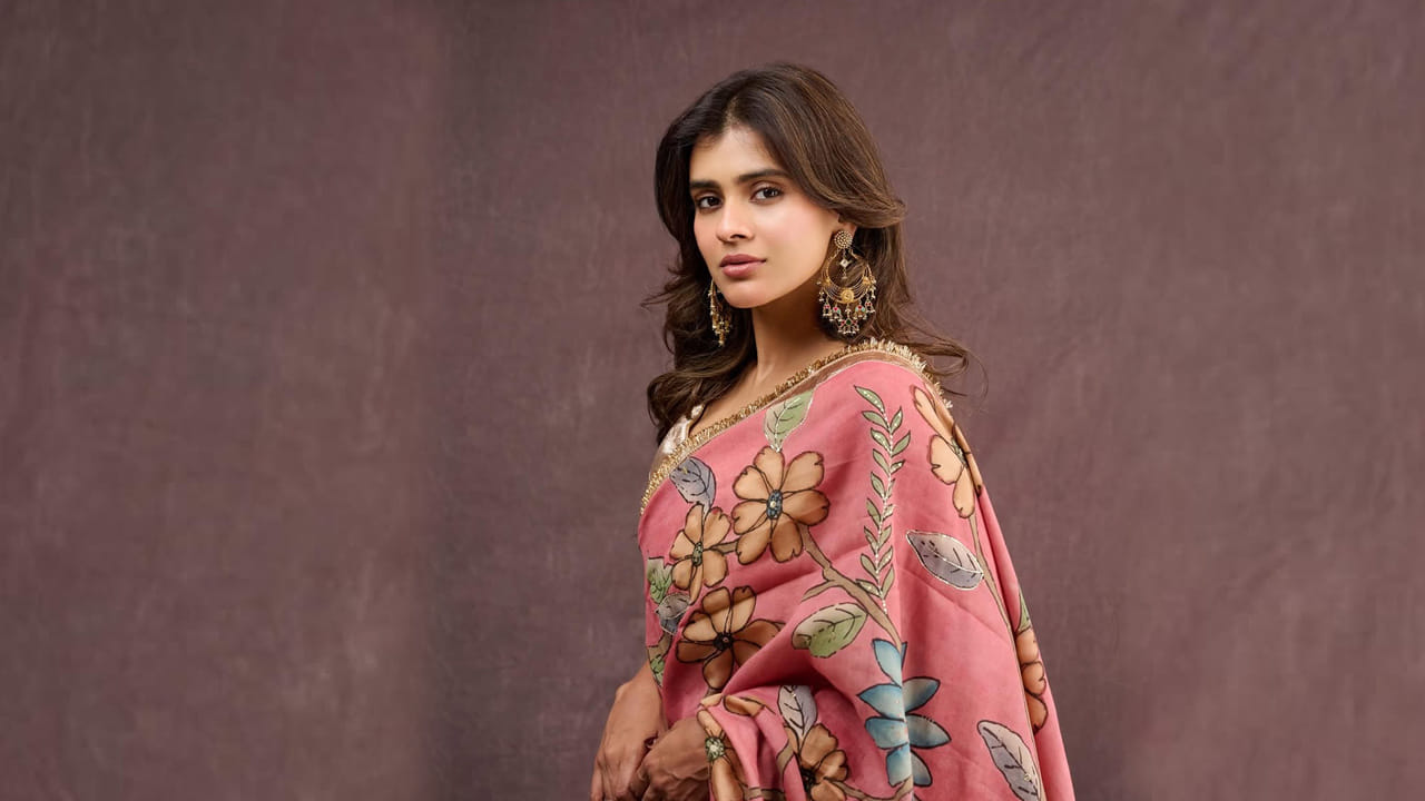 అందాల ముద్దుగుమ్మ హెబ్బా పటేల్ గురించి ఎంత చెప్పినా తక్కువే. ఈ అమ్మడు తన అందం, అభినయంతో ఎంతో మందిని ఆకట్టుకుంది. మొదటి సినిమాతోనే అభిమానుల మనసు దోచుకుని, టాలీవుడ్ ప్రేక్షకుల ఫేవరెట్ అయిపోయింది.ఈ బ్యూటీ కూమారి 21 ఎఫ్ సినిమాతో తెలుగు అభిమానుల ముందుకు వచ్చింది. ఈ సినిమాలో ఈ అమ్మడు తన గ్లామర్తో ప్రతి ఒక్కరినీ ఆకట్టుకుంది. తన నటన, గ్లామర్తో అందరినీ తన వైపుకు తిప్పుకుంది.