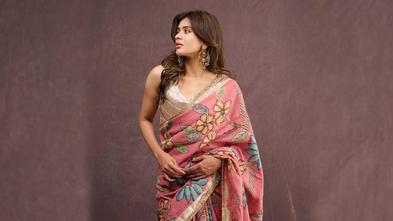 తర్వాత తెలుగులో సినిమా అవకాశాలు తగ్గిపోవడంతో, ఈ బ్యూటీ కోలీవుడ్, బాలీవుడ్ చక్కేసి అక్కడ సినిమాల్లో నటిస్తూ బిజీ అయిపోయింది. దీంతో తెలుగులో ఈ బ్యూటీకి అవకాశాలు రావడం లేదు, ఇక తెలుగు సినిమాల్లో నటించడం కష్టమే అనుకున్నారు ఈ ముద్దుగుమ్మ అభిమానులు.