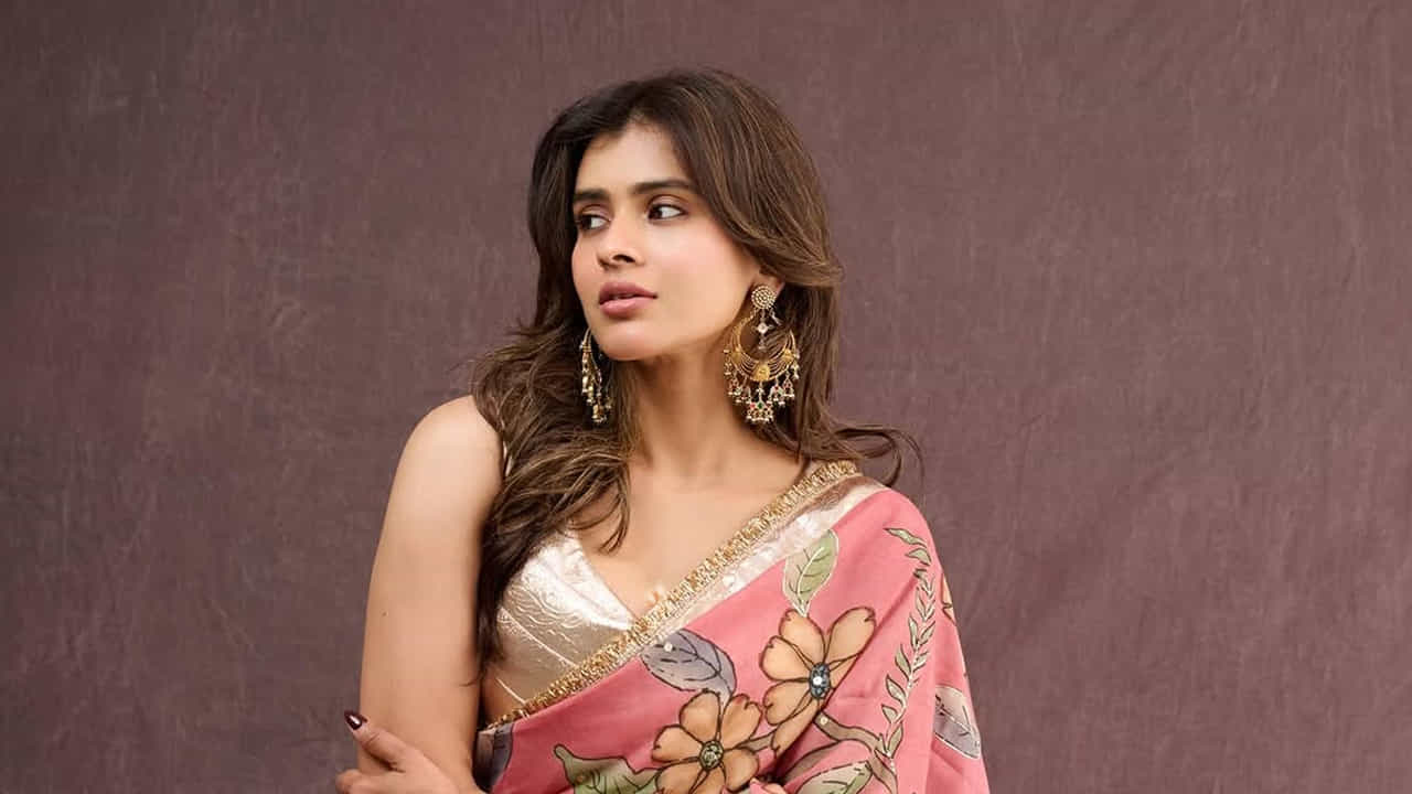 కానీ రీసెంట్‌గా ఈషా హర్రర్ మూవీతో థియేటర్లో సందడి చేసింది. ఈ మూవీలో ఈ బ్యూటీ తన నటనతో ప్రతి ఒక్కరినీ ఆకట్టుకుంది.ఇదే కాకుండా తెలుగులో పలు సినిమాలు చేస్తున్నట్లు సమాచారం.