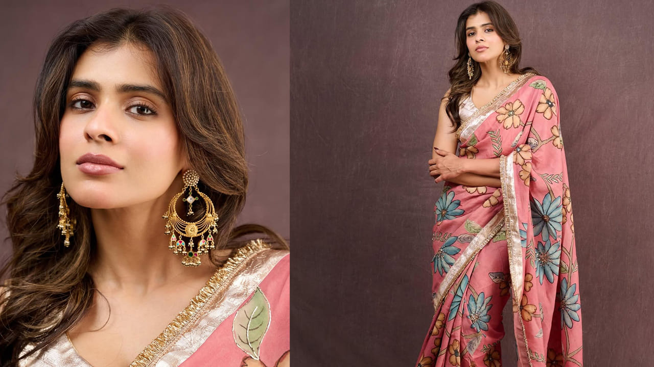 ఇక ఎప్పుడూ సోషల్ మీడియాలో చాలా యాక్టివ్‌గా ఉండే ఈ బ్యూటీ తాజాగా చీరకట్లులో సింపుల్ లుక్‌లో కనిపించి, తన అందచందాలతో అందరి మనసు దోచేసుకుంది. మరి మీరు కూడా ఈ ఫొటోస్‌పై ఓ లుక్ వేయండి.