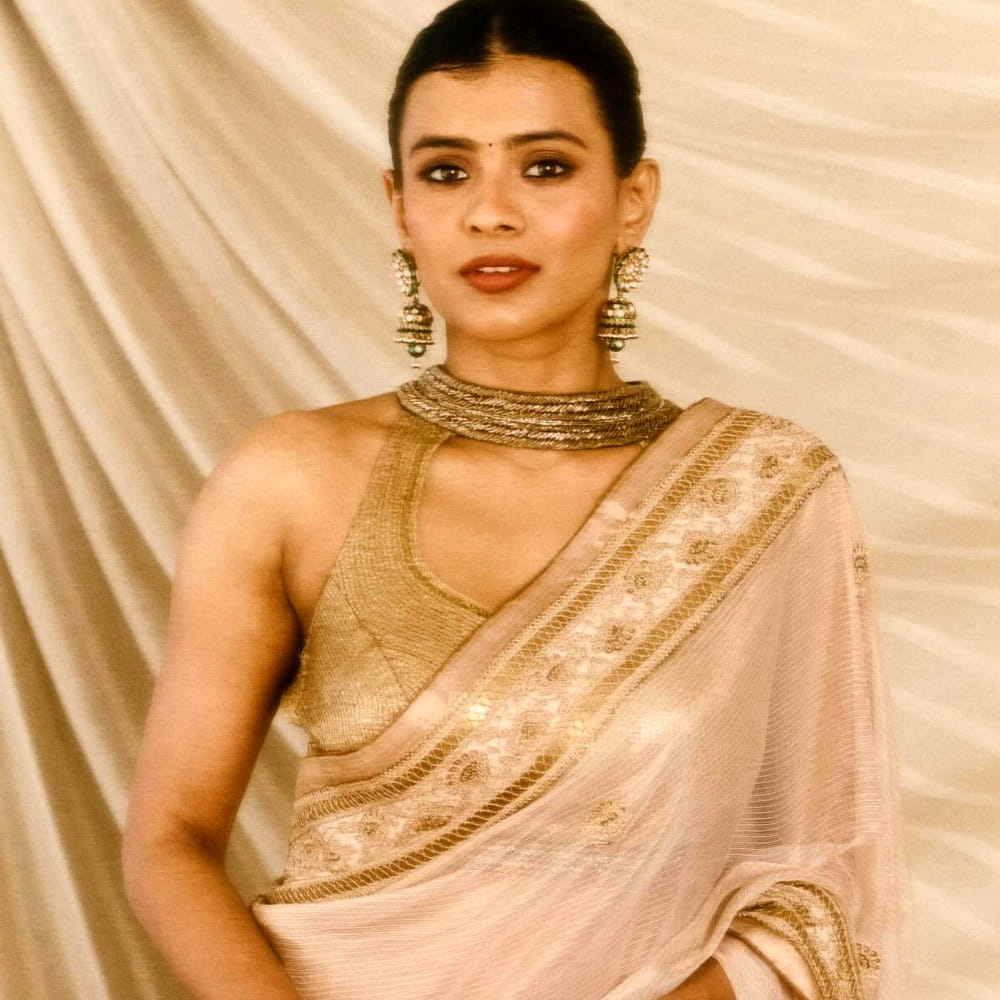 తొలి సినిమా బెడిసికొట్టిన ఆఫర్స్ మాత్రం ఒడిసిపట్టుకుంది. అదే సమయంలో కుమారి 21 సినిమా ఈ బ్యూటీకి చాలా ప్లస్ అయ్యింది. కుమారి 21 ఎఫ్ సినిమా మంచి విజయాన్ని అందుకుంది. ఈ సినిమాలో బోల్డ్ లుక్స్ లో అదరగొట్టింది. 