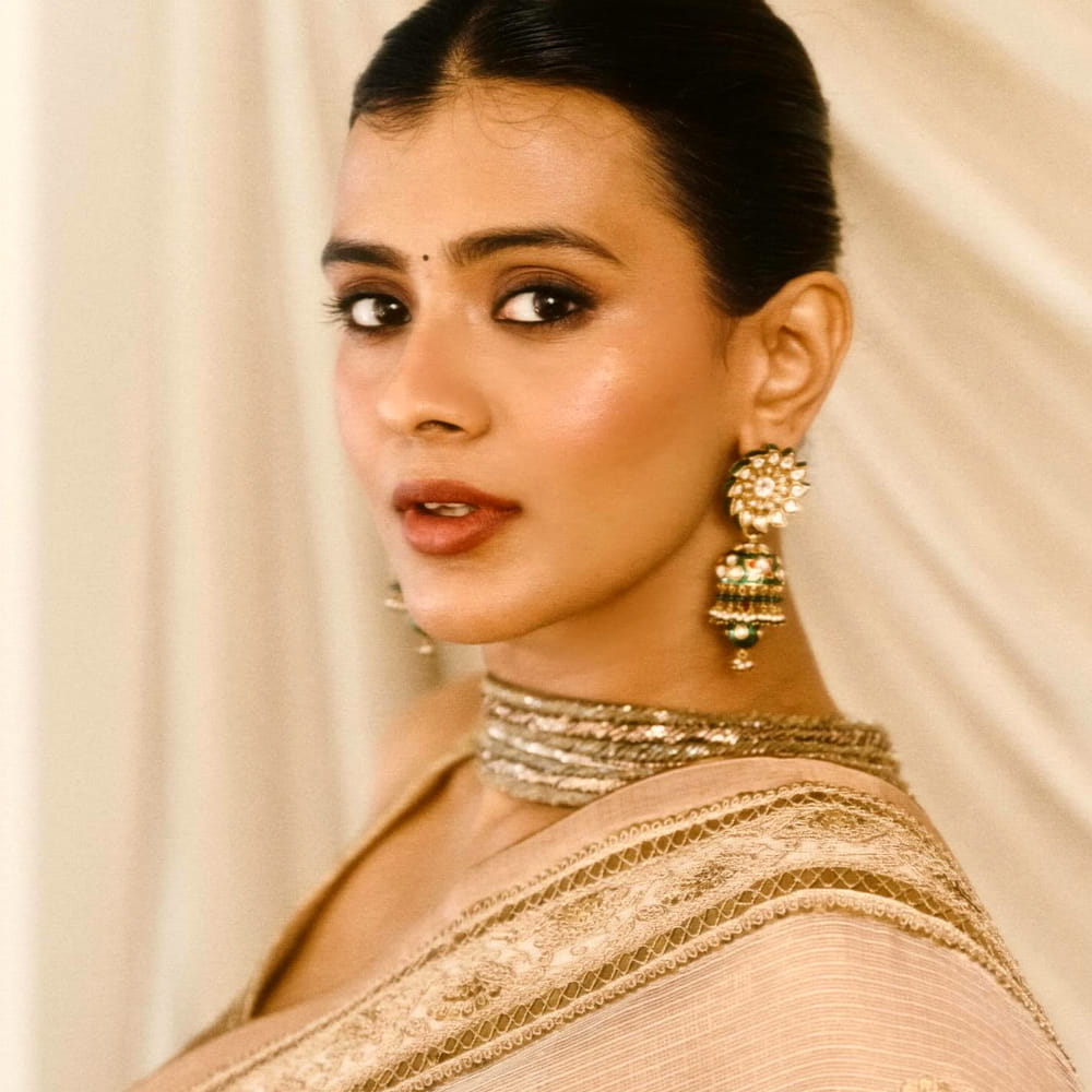 అదేవిధంగా స్పెషల్ సాంగ్స్ లోనూ ఊపేసింది. అయినా లాభం లేకుండా పోయింది. కాగా ఇప్పుడు సోషల్ మీడియాతో రచ్చ చేస్తుంది. అడపాదడపా సినిమాలు చేస్తున్నా అవి అంతగా హిట్ అవ్వడం లేదు. దాంతో ఈ బ్యూటీ స్పీడ్ తగ్గిపోయింది. 