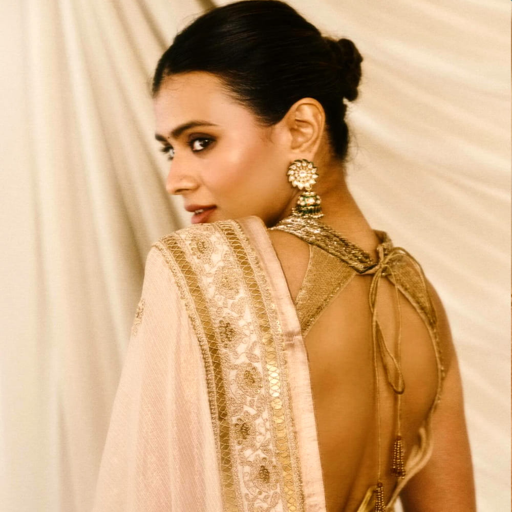 కానీ సోషల్ మీడియాలో మాత్రం చాలా యాక్టివ్ గా ఉంటూ దర్శకనిర్మాతలు ఆకర్షిస్తుంది. ఈ బ్యూటీ షేర్ చేసే ఫోటోలకు నెట్టింట యమా క్రేజ్ ఉంది. ఈ భామ ఫోటోలకు నెటిజన్స్ క్రేజీ కామెంట్స్ చేస్తుంటారు. తాజాగా కొన్ని ఫోటోలు వాడింది ఈ భామ. 