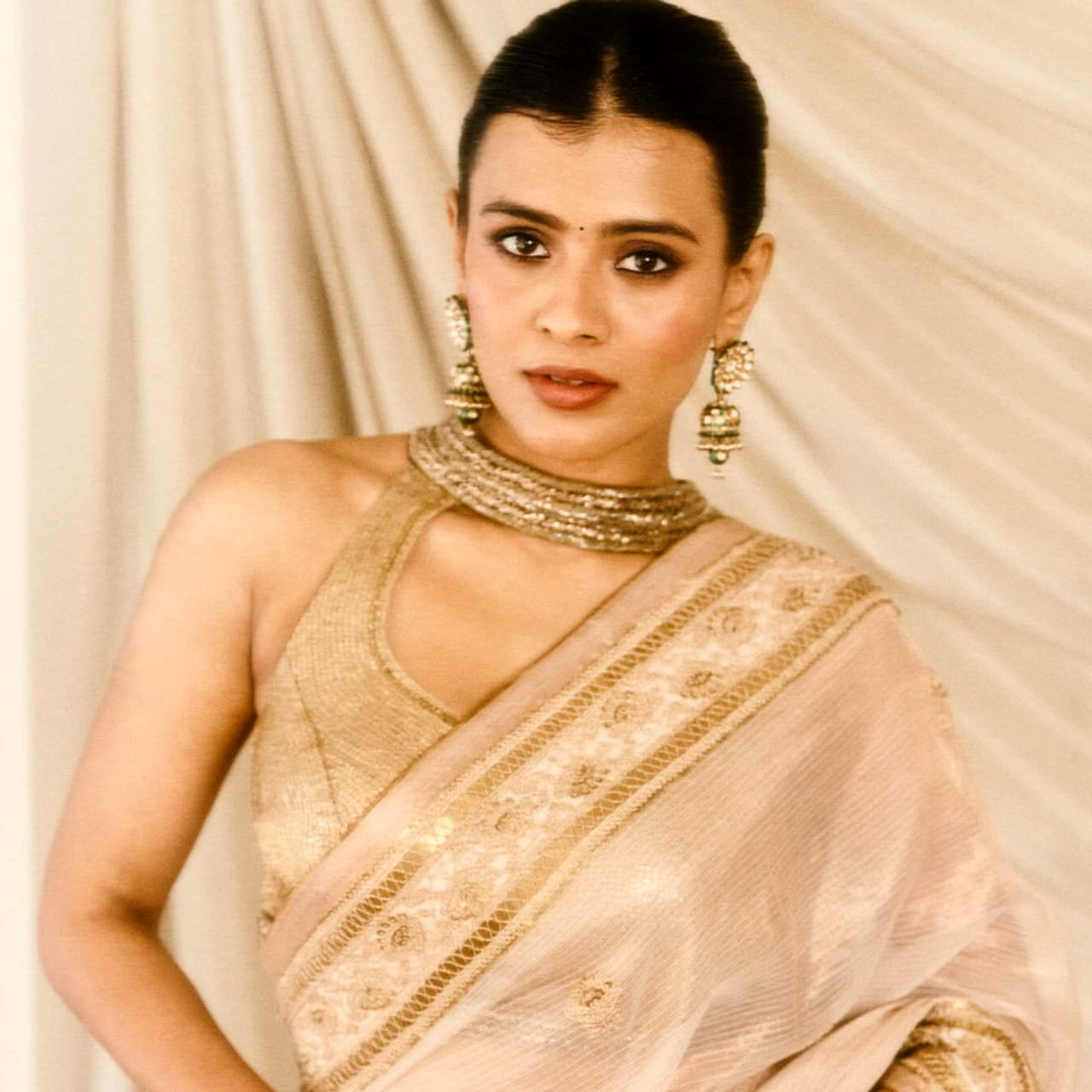  అందం అభినయం ఉన్న అవకాశాలు అందుకోలేకపోతుంది క్రేజీ బ్యూటీ హెబ్బా పటేల్. తన తరం భామలందరూ సినిమాలతో బిజీగా ఉంటే ఈ చిన్నది మాత్రం రేసులో వెనకబడింది. అలా ఎలా సినిమాతో హీరోయిన్ గా అడుగుపెట్టింది హెబ్బా. 