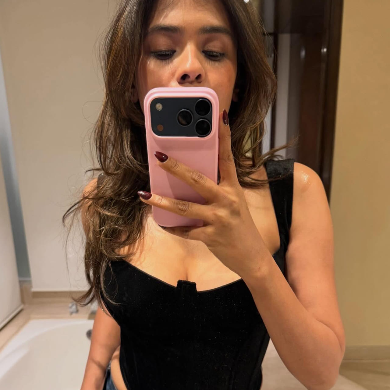  బ్యాక్ టు బ్యాక్ సినిమాలు చేస్తున్నా బ్యాడ్ లక్ వెనకేసుకు తిరుగుతున్న ముద్దుగుమ్మ ఈ అమ్మడు. హీరోయిన్ గా వరుసగా సినిమాలు చేసి మెప్పించింది ఈ భామ.  చాలా మంది ముద్దుగుమ్మలు తక్కువ సినిమాలతోనే ప్రేక్షకులను ఆకట్టుకుంటున్నారు. మంచి సినిమా పడితే స్టార్స్ గా మారిపోవాలని హీరోయిన్స్ ప్రయత్నిస్తున్నారు.