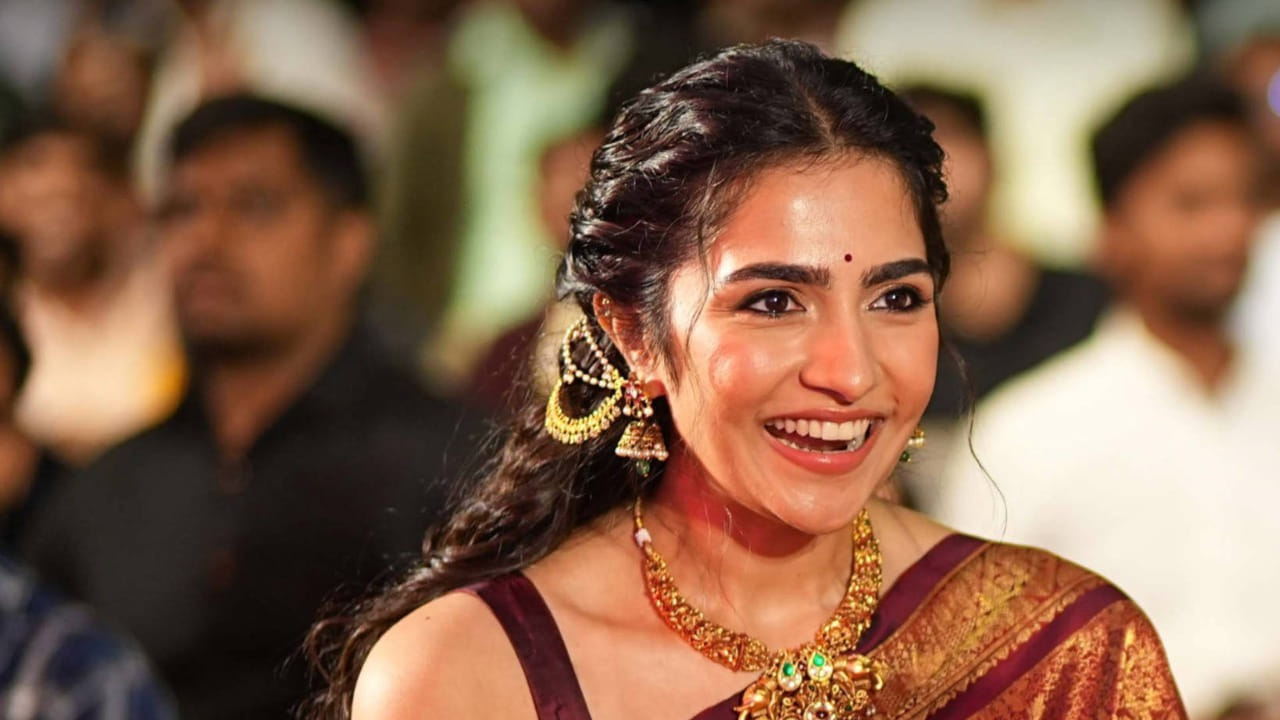 కన్నడ బ్యూటీ రుక్మిణీ వసంత ప్రేమలో పడ్డారన్న వార్తలు సౌత్‌ సర్కిల్స్‌లో వైరల్ అవుతున్నాయి. బెంగళూరుకు చెందిన ప్రముఖ ఫోటోగ్రాఫర్‌ సిద్ధాంత్‌తో ఆమె డేటింగ్ చేస్తున్నారన్న వార్తలు వైరల్‌ అవుతున్నాయి. వీరిద్దరు కలిసున్న ఫోటోలు కూడా సోషల్ మీడియాలో ట్రెండ్ అవుతున్నాయి.