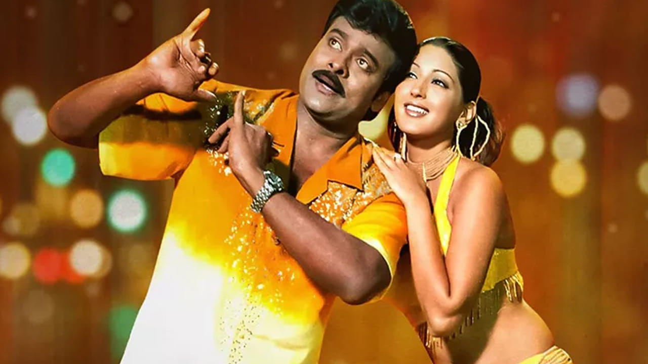 సోనాలి బింద్రే : మెగాస్టార్ చిరంజీవి సరసన ఇంద్ర సినిమాలో నటించి, ఇంస్ట్రీ హిట్ అందుకున్న ముద్దుగుమ్మ సోనాలి బింద్రే. ఈ అమ్మడు ఈ సినిమా తర్వాత చాలా సినిమాల్లో నటించి మెప్పించింది. ముఖ్యంగా మురారి మూవీ కూడా ఈ అమ్మడుకు మంచి గుర్తింపు తీసుకొచ్చింది. ప్రస్తుతం ఈ చిన్నది ఇండస్ట్రీకి దూరమైంది.