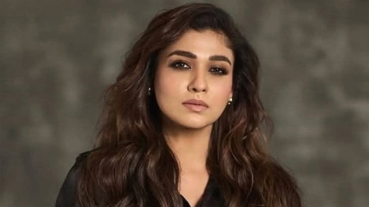 క్లాస్ మాస్‌ను పర్ఫెక్ట్‌గా బ్యాలెన్స్‌ చేస్తున్నారు లేడీ సూపర్ స్టార్ నయనతార. ఓ వైపు స్టార్ హీరోల సినిమాల్లో హీరోయిన్‌గా నటిస్తూనే మరో వైపు లేడీ ఓరియంటెడ్‌ సబ్జెక్ట్స్‌తో దుమ్మురేపుతున్నారు. రీసెంట్‌గా మన శంకరవరప్రసాద్‌గారితో కలిసి సూపర్ హిట్ అందుకున్న నయన్‌, త్వరలో రాక్కాయిగా యాక్షన్ లుక్‌లో కనిపించబోతున్నారు.