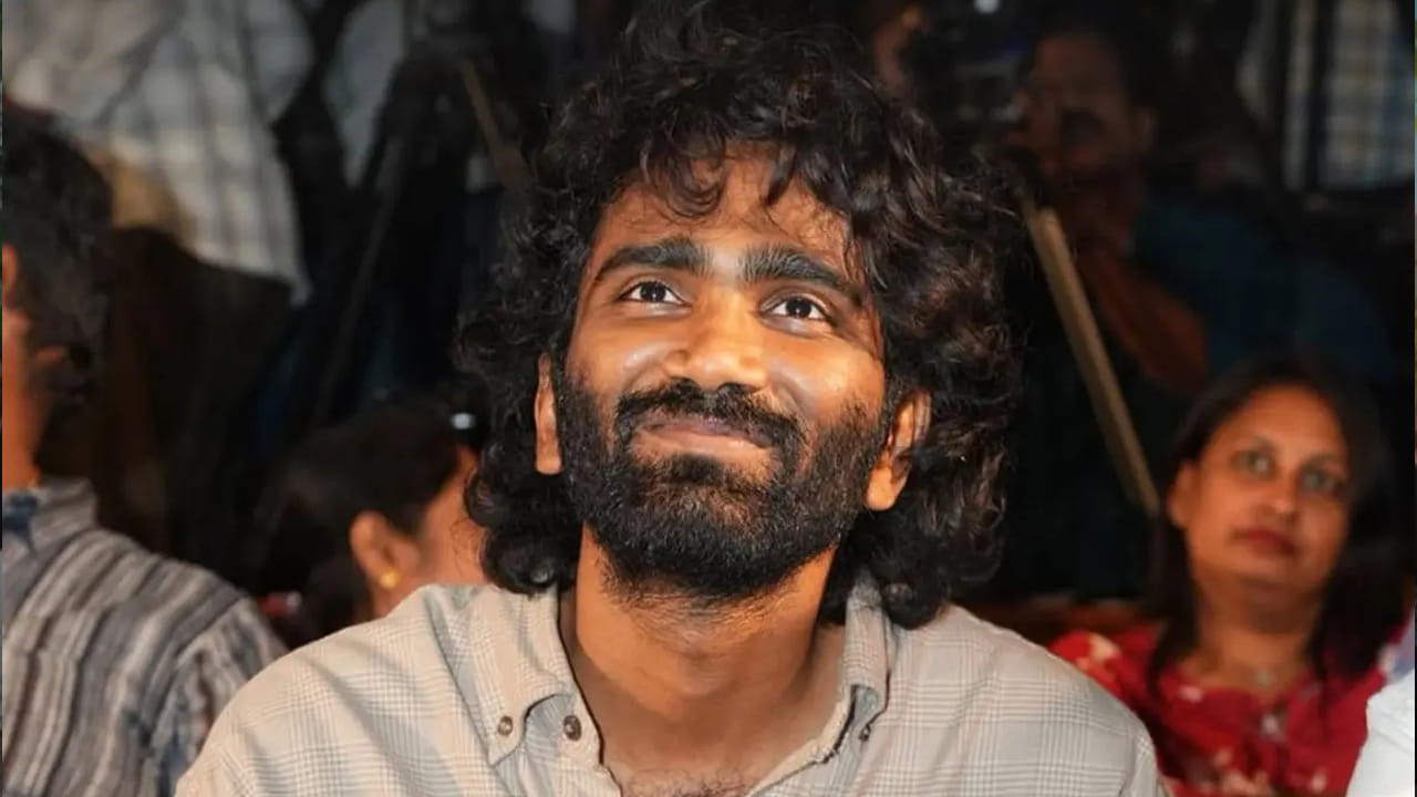 ప్రదీప్ రంగనాథన్ : కోలీవుడ్ యంగ్ హీరో ప్రదీప్‌ రంగనాథన్ మరోసారి మెగా ఫోన్‌ పట్టబోతున్నారు. శ్రీలీల, మీనాక్షి చౌదరి లీడ్ రోల్స్‌లో ఓ సోషియో ఫాంటసీ మూవీ ప్లాన్ చేస్తున్నారు. ప్రజెంట్ డిస్కషన్ స్టేజ్‌లో ఉన్న ఈ సినిమాను ఏజీఎస్‌ ఎంటర్‌టైన్మెంట్ సంస్థ నిర్మిస్తోంది. ప్రదీప్‌ హీరోగా నటించిన లవ్‌ ఇన్‌స్యూరెన్స్ కంపెనీ త్వరలో ప్రేక్షకుల ముందుకు రానుంది.