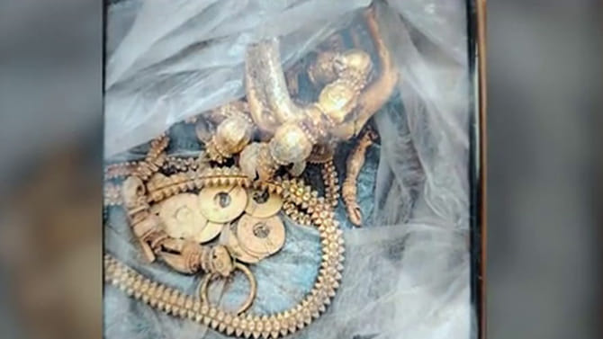 ఇంటి పునాది తీస్తుండగా బయటపడిన కుండ.. ఓపెన్ చేయగా కళ్లు జిగేల్..