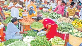 మార్కెట్‌లో ఆకాశానంటుతున్న కూరగాయల ధరలు..! రీజన్ ఏంటో తెలుసా?