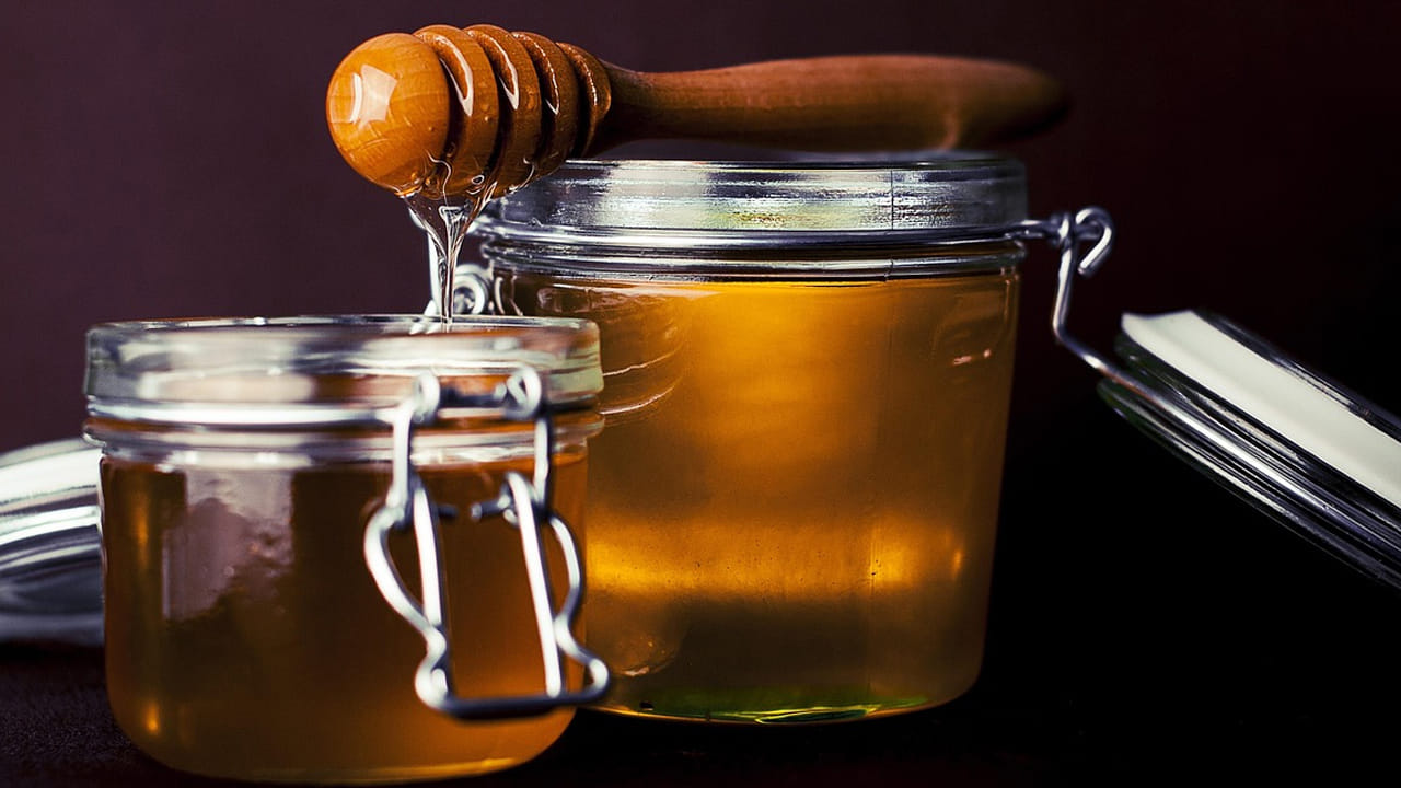 తేనె: అలాగే, మటన్ తిన్న తర్వాత తేనెను తీసుకోకపోవడమే మంచిది. ఎందుకంటే, మటన్‌లో ఉండే పోషకాలు తేనెకి యాంటీ గా పని చేస్తుంది. దీని వలన రక్తపోటు కూడా ఎక్కువగా పెరిగే అవకాశం ఉంది. అంతేకాదు, పక్షవాతం వచ్చే అవకాశం ఉంది.