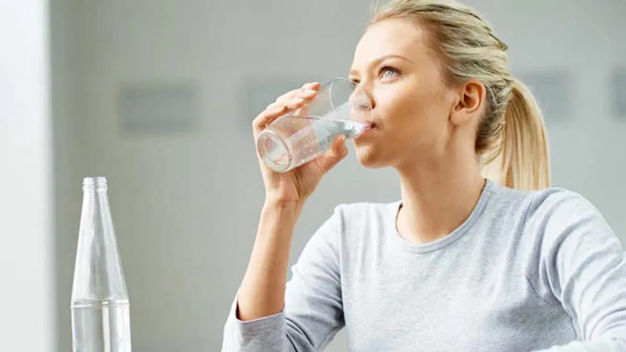 జీర్ణక్రియ మెరుగుపడుతుంది: గోరువెచ్చని నీరు తాగడం వల్ల జీర్ణవ్యవస్థ చురుగ్గా మారుతుంది. ఇది గ్యాస్, అజీర్ణం, మలబద్ధకం వంటి సమస్యల నుండి తక్షణ ఉపశమనం కలిగిస్తుంది.
