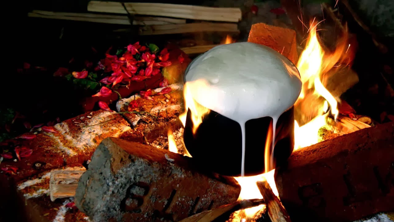 కొత్త ఇంటిలో కొత్త కుండలో పాలను మరగబెట్టి పొంగేలే చేసినప్పుడు,  అది ఎలానైతే పొంగుతుందో, ఆ పొంగు బయటకు వచ్చినట్లే, ఇంటిలో ఆనందం, శ్రేయస్సు, సంతోషం, సంపద, ధనం పెరుగుతాయని చెబుతున్నారు పండితులు. 