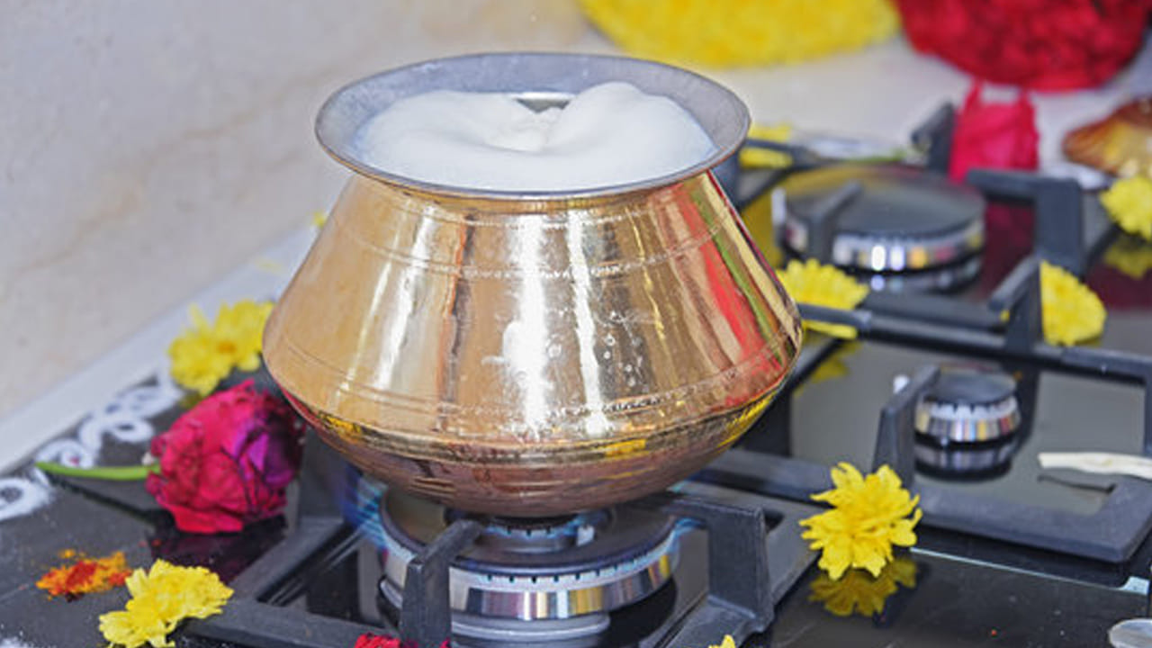 అంతే కాకుండా నూతన గృహ ప్రవేశం రోజున పాలు పొంగించడం వెనుక అనేక కారణాలు ఉన్నాయని చెబుతున్నారు పండితులు. ముఖ్యంగా వాస్తు దోషాలు తొలిగిపోతాయంట. వాస్తు శాస్త్రం ప్రకారం, పాలు చాలా పవిత్రమైనవి. వీటిని కొత్త ఇంటిలో మరగబెట్టడం వలన వాటి ఆవిరి ఇంటిలోని ప్రతికూల శక్తిని సూచిస్తుందంట.