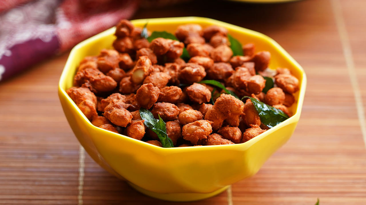 వేరుశెనగలు వేడిగా, బరువైన స్వభావం కలిగి ఉంటాయి. అందువల్ల, వాటిని అధికంగా తినడం వల్ల ఉబ్బరం, గ్యాస్, ఆమ్లత్వం లేదా అజీర్ణం ఏర్పడవచ్చు. జీర్ణక్రియ సరిగా లేకపోవడం లేదా తరచుగా గ్యాస్ ఏర్పడటం ఉన్నవారు వాటిని పరిమిత పరిమాణంలో తినాలి. వేయించిన వేరుశెనగలు పచ్చి వేరుశెనగ కంటే బరువుగా ఉంటాయి.