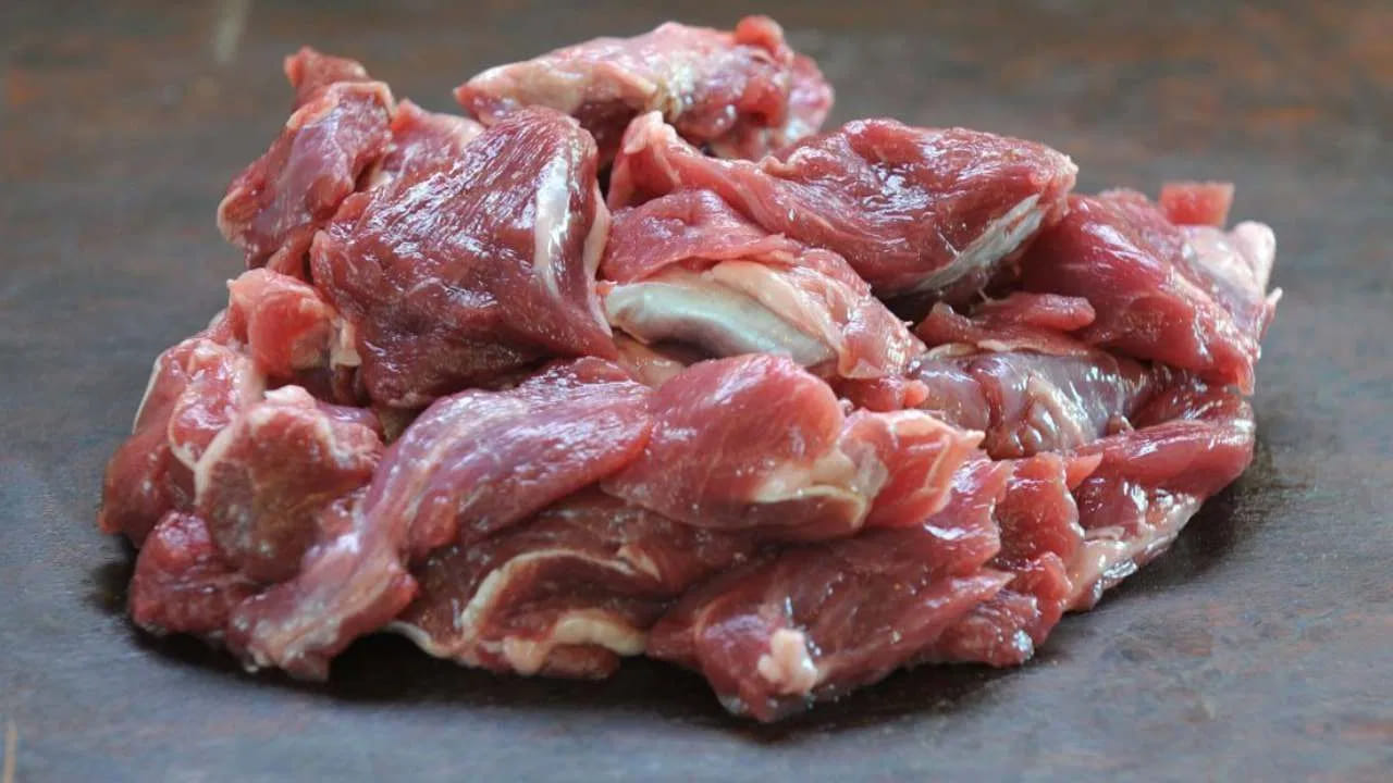 మేక మాంసం vs గొర్రె మాంసం: ఆరోగ్య నిపుణుల ప్రకారం.. గొర్రె కంటే మేక మాంసం ఆరోగ్యానికి ఎక్కువ మేలు చేస్తుంది. మేక మాంసంలో కొవ్వు తక్కువగా ఉంటుంది. ఐరన్, విటమిన్ బి12, పొటాషియం వంటి పోషకాలు పుష్కలంగా ఉంటాయి. గుండె ఆరోగ్యానికి, బరువు పెరగకుండా ఉండాలనుకునే వారికి మేక మటన్ సరైన ఎంపిక.