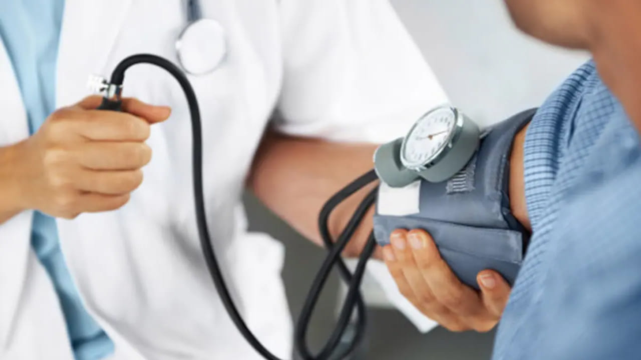 Blood Pressure: మీ రక్తపోటు సరిగ్గానే చెక్‌ చేసుకుంటున్నారా? ఈ తప్పులు చేస్తే రీడింగ్‌ ఎక్కువ వస్తుందట..