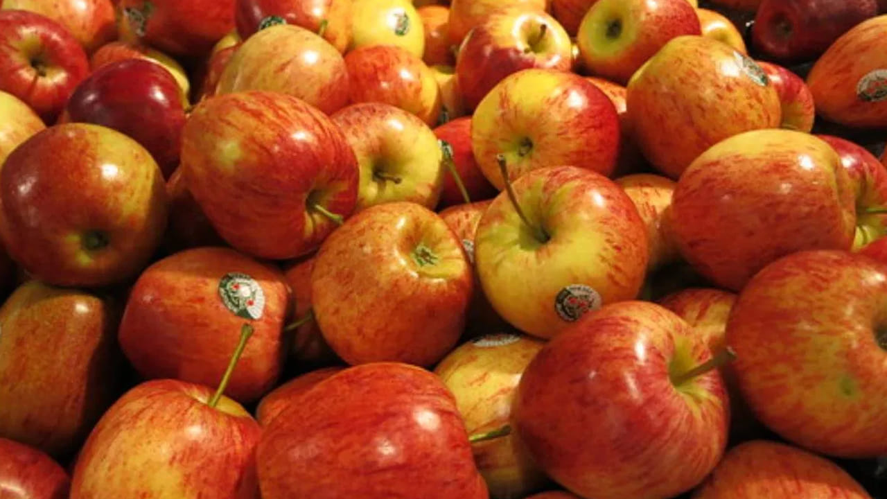 బేకింగ్ సోడా - నిమ్మరసం: నీటిలో బేకింగ్ సోడా, నిమ్మరసం కలిపి ఆ మిశ్రమంలో యాపిల్స్‌ను 10 నిమిషాలు ఉంచండి. ఆ తర్వాత మంచినీటితో కడిగితే వ్యాక్స్‌తో పాటు హానికరమైన రసాయనాలు కూడా పూర్తిగా తొలగిపోతాయి.
