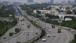 అర్ధరాత్రి గ్రామంలో పెద్దపులి స్వైర విహారం.. ఆవులను చంపి విధ్వంసం.. అటవీశాఖ హెచ్చరిక..