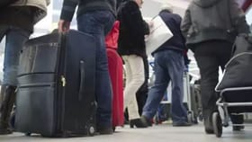 ఎయిర్‌పోర్టులో అనుమానంగా కనిపించిన గ్యాంగ్.. ఆపి చెక్‌ చేయగా