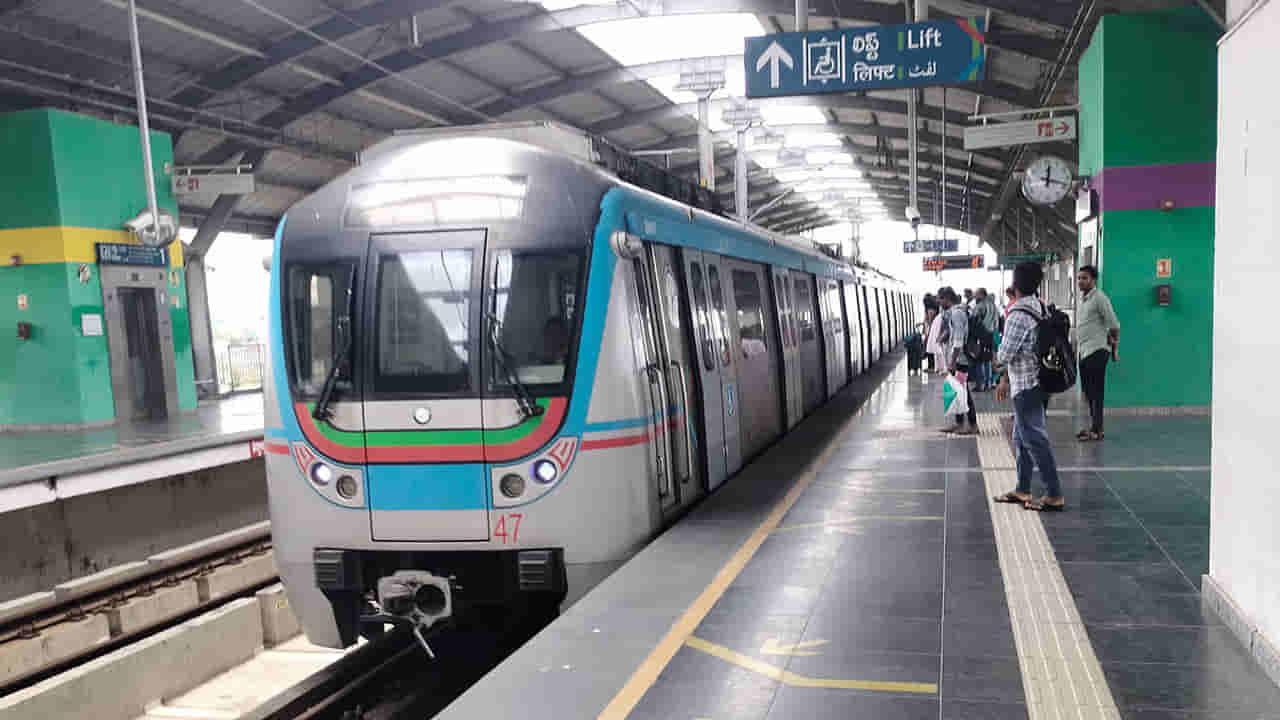 Hyderabad Metro: హైదరాబాద్ మెట్రో ప్రయాణికులకు గుడ్న్యూస్.. నేరుగా చేరుకునేలా స్కైవాక్లు.. తగ్గనున్న సమయం