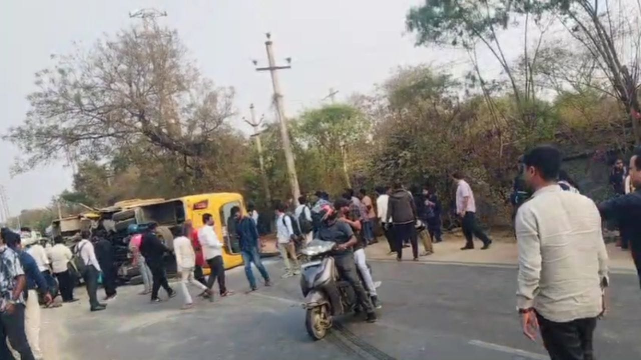 School Bus Accident: హైదరాబాద్‌ శివారులో స్కూల్‌ బస్సు బోల్తా.. పలువురు విద్యార్థులకు గాయాలు