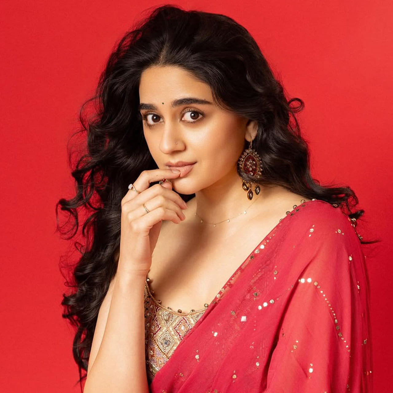 ప్రస్తుతం సోషల్ మీడియా ద్వారా పాపులారిటీ సంపాదించుకుని ఇండస్ట్రీలోకి అడుగు పెట్టిన తారలు చాలా మంది ఉన్నారు. కొందుర సినిమాల్లో క్యారెక్టర్ ఆర్టిస్టులుగా సెటిల్ కాగా.. మరికొందరు హీరోయిన్లుగా ఛాన్సులు అందుకుంటున్నారు. అలాంటి వారిలో ఇమాన్వీ ఒకరు. 