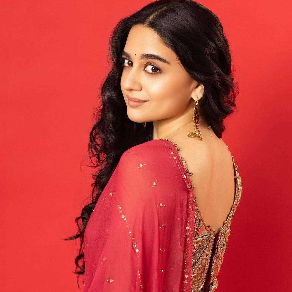 సోషల్ మీడియాలో డ్యాన్స్ వీడియోస్ షేర్ చేస్తూ తెగ పాపులర్ అయ్యింది. అదే క్రేజ్ తో ఏకంగా పాన్ ఇండియా స్టార్ ప్రభాస్ నటిస్తోన్న ఫౌజీ మూవీలో ఛాన్స్ కొట్టేసింది. ఈ అవకాశం లభించడంతో ఓవర్ నైట్ స్టార్ అయిపోయింది ఈ ముద్దుగుమ్మ. 