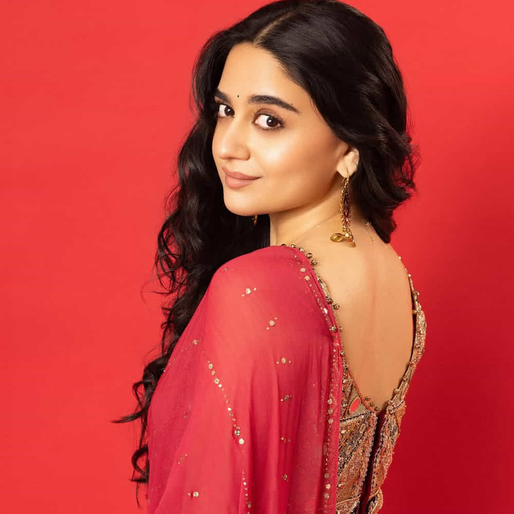 సోషల్ మీడియాలో డ్యాన్స్ వీడియోస్ షేర్ చేస్తూ తెగ పాపులర్ అయ్యింది. అదే క్రేజ్ తో ఏకంగా పాన్ ఇండియా స్టార్ ప్రభాస్ నటిస్తోన్న ఫౌజీ మూవీలో ఛాన్స్ కొట్టేసింది. ఈ అవకాశం లభించడంతో ఓవర్ నైట్ స్టార్ అయిపోయింది ఈ ముద్దుగుమ్మ. 