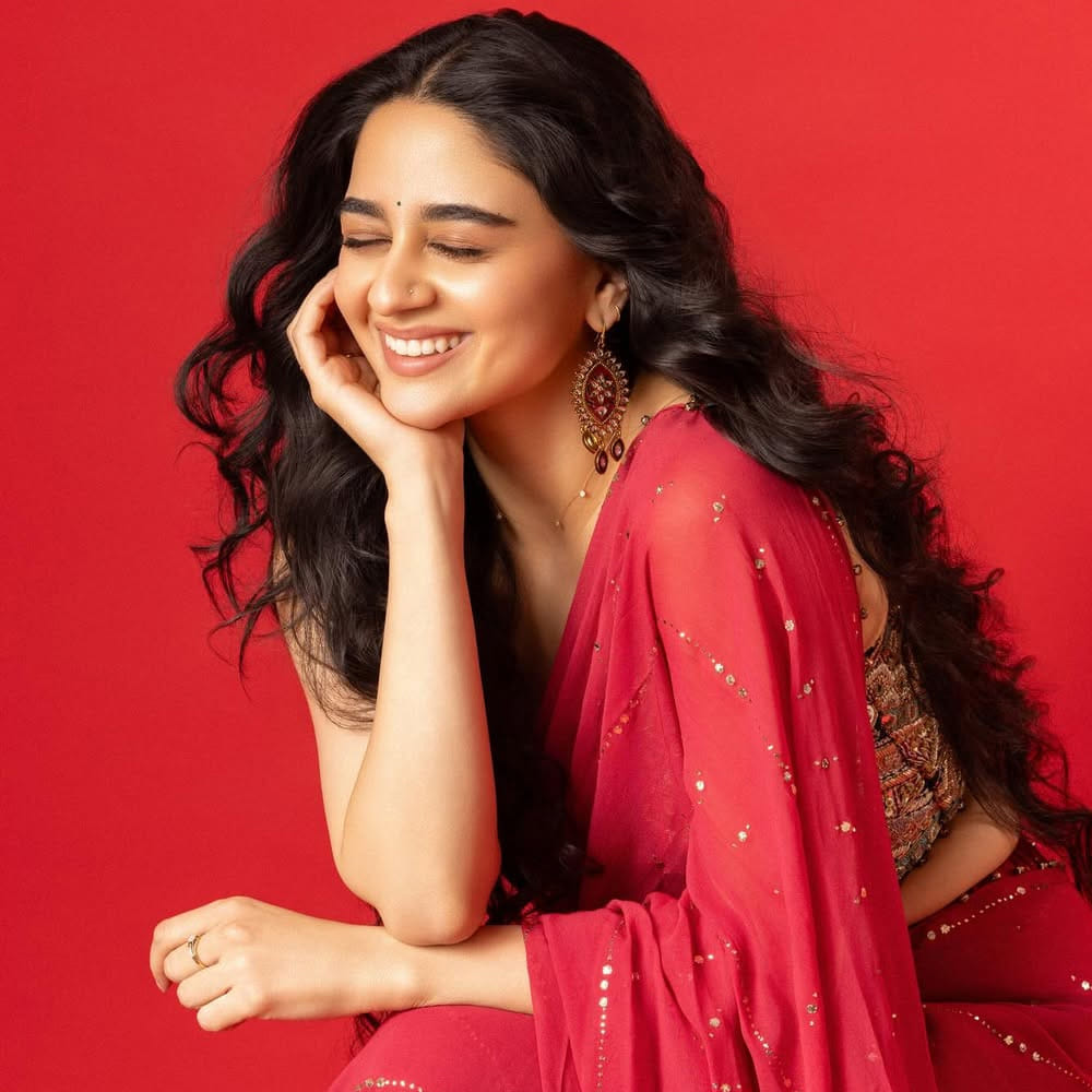 తాజాగా ఈ అమ్మడు షేర్ చేసిన ఫోటోస్ ఆకట్టుకుంటున్నాయి. ఎరుపు రంగు చీరలో సింపుల్ మేకప్, సహజ లుక్స్ తో కట్టిపడేస్తుంది. చూరకత్తుల్లాంటి చూపులు.. కవ్వించే నవ్వులతో ప్రభాస్ అభిమానులను కట్టిపడేస్తుంది ఈ ముద్దుగుమ్మ. ప్రస్తుతం ఈ బ్యూటీ ఫోటోస్ నెట్టింట తెగ వైరలవుతున్నాయి. 