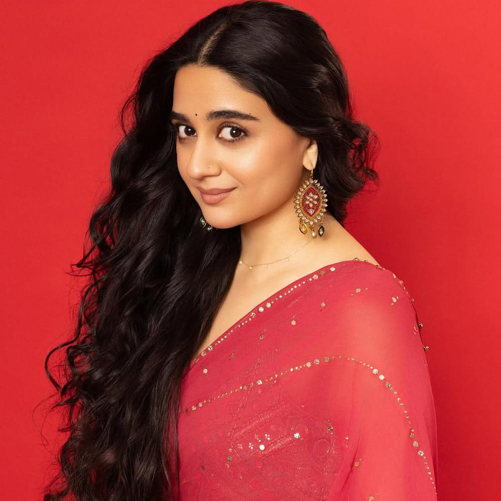 ఢిల్లీలో పుట్టిపెరిగిన ఇమాన్వీకి డ్యాన్స్ అంటే చాలా ఇష్టం. ఎంబీఏ పూర్తి చేసి డ్యాన్స్ పై ఆసక్తి ఉండడంతో నిత్యం డ్యాన్స్ ప్రాక్టీస్ చేసింది. తండ్రి ప్రోత్సాహంతో యూట్యూబ్ ఛానల్ స్టార్ట్ చేసి.. ఫుల్ టైం డ్యాన్సర్ గా మారిపోయింది. ఈవెంట్స్, రీల్స్ చేసి పాపులర్ అయ్యింది. ఆమెకు ఇన్ స్టాలో 7 లక్షల ఫాలోవర్స్ ఉన్నారు. 