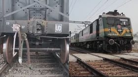 రన్నింగ్‌ ట్రైన్‌ నుంచి విడిపోయిన 45 బోగీలు.. వదిలి వెళ్లిన ఇంజన్