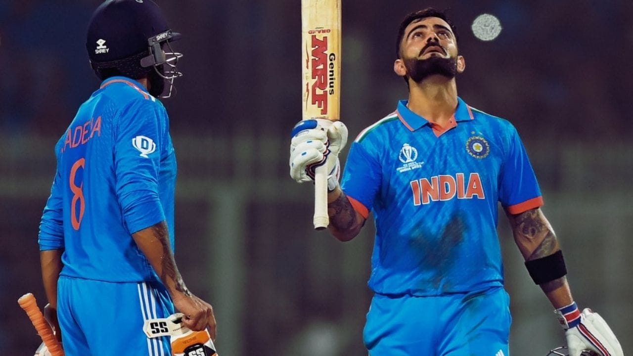 న్యూజిలాండ్‌పై వన్డేల్లో అత్యధిక పరుగులు చేసిన భారతీయ బ్యాటర్‌గా ఇప్పటివరకు సచిన్ టెండూల్కర్ (1,750 పరుగులు) అగ్రస్థానంలో ఉండేవారు. అయితే, తాజా మ్యాచ్‌లో కోహ్లీ తన మొదటి బంతికే ఫోర్ కొట్టడం ద్వారా సచిన్ రికార్డును దాటేశారు.