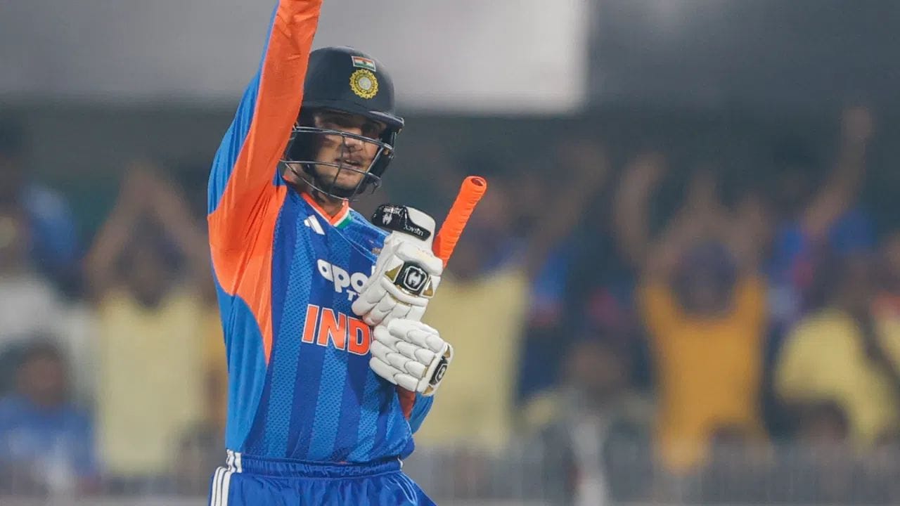 జట్టు విజయంలో కీలక పాత్ర పోషించిన స్టార్ ఓపెనర్ అభిషేక్ శర్మ కేవలం 14 బంతుల్లోనే హాఫ్ సెంచరీ సాధించి సంచలనం సృష్టించాడు. దీనితో భారత్ తరపున హాఫ్ సెంచరీ చేసిన రెండవ అత్యంత వేగవంతమైన బ్యాట్స్‌మన్‌గా రికార్డు సృష్టించాడు. ఆశ్చర్యకరంగా, అభిషేక్ శర్మ గురువు యువరాజ్ సింగ్ ఈ జాబితాలో అగ్రస్థానంలో ఉన్నాడు.