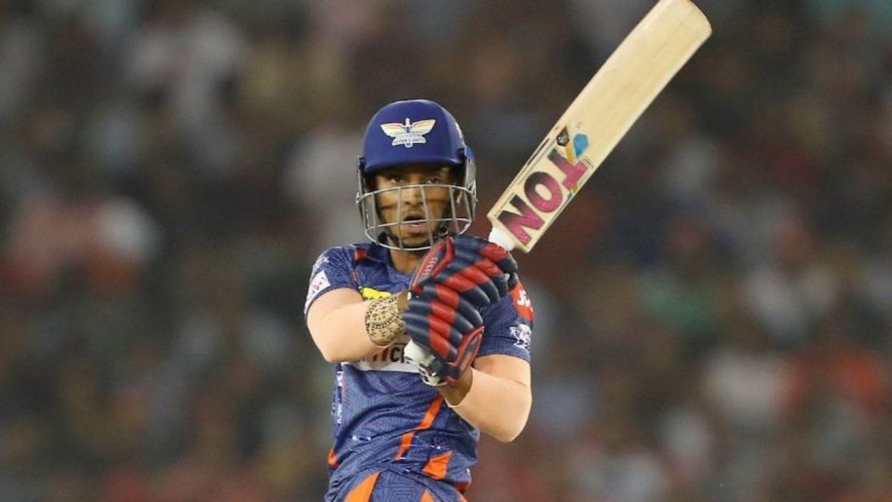 ఆయుష్ బదోని ఇప్పటివరకు లిస్ట్ ఎ క్రికెట్‌లో 27 మ్యాచ్‌లు ఆడాడు. ఈ సమయంలో, అతను 22 ఇన్నింగ్స్‌లు ఆడి 1 సెంచరీ, 5 హాఫ్ సెంచరీలతో 693 పరుగులు చేశాడు. అతను 18 వికెట్లు కూడా తీసుకున్నాడు. ఐపీఎల్‌లో లక్నో సూపర్ జెయింట్స్ తరపున 56 మ్యాచ్‌లు ఆడి మొత్తం 6 హాఫ్ సెంచరీలతో 963 పరుగులు చేశాడు. ఇప్పుడు, అతను తొలిసారి టీమ్ ఇండియాలోకి అడుగుపెట్టాడు.