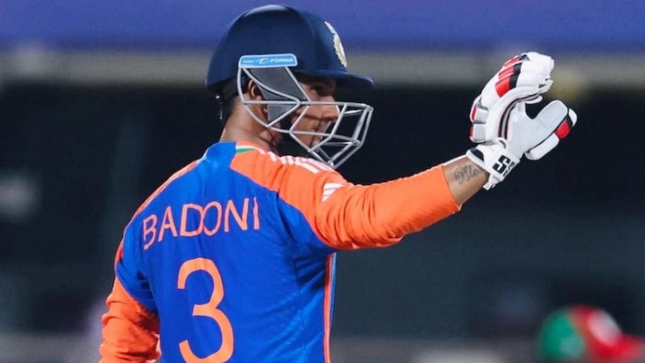 దీంతో వాషింగ్టన్ సుందర్ స్థానంలో కుడిచేతి వాటం ఆల్ రౌండర్ ఆయుష్ బదోనీని ఎంపిక చేశారు. ఢిల్లీలో జన్మించిన బదోనీని భారత జట్టులో చేర్చకపోవడం ఇదే తొలిసారి. దీని ప్రకారం, రాజ్‌కోట్, ఇండోర్‌లలో న్యూజిలాండ్‌తో జరగనున్న రెండు మ్యాచ్‌లలో ఆయుష్ బడోనీ టీమ్ ఇండియాతో కలిసి కనిపించనున్నాడు.