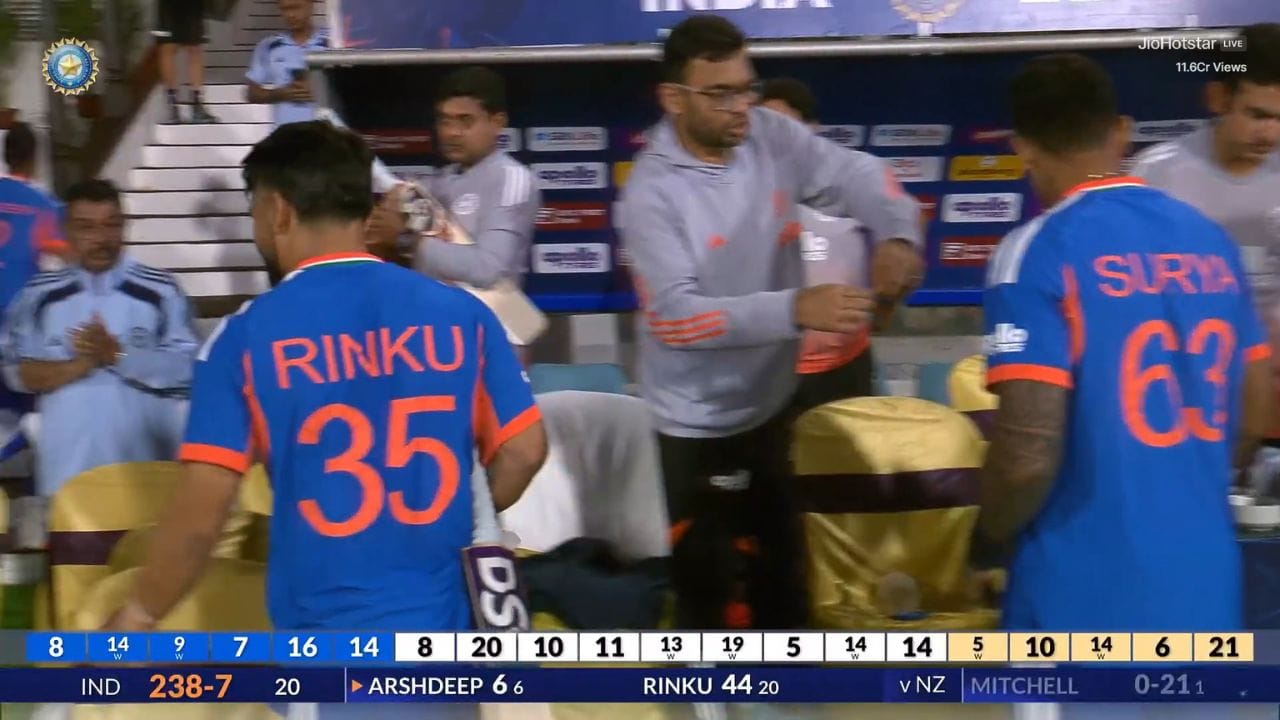 అంతర్జాతీయ టీ20లో 20వ ఓవర్లో అత్యధిక సిక్సర్లు కొట్టిన భారత ఆటగాడిగా హార్దిక్ పాండ్యా రికార్డు సృష్టించాడు. ఇప్పటివరకు అతను 20వ ఓవర్లో 99 బంతులు ఎదుర్కొని 15 సిక్సర్లు కొట్టాడు. అయితే, ధోని రిటైర్ అయ్యాడు. కాబట్టి, ఇప్పుడు పోటీ హార్దిక్ పాండ్యా, రింకు సింగ్ మధ్య ఉంది.