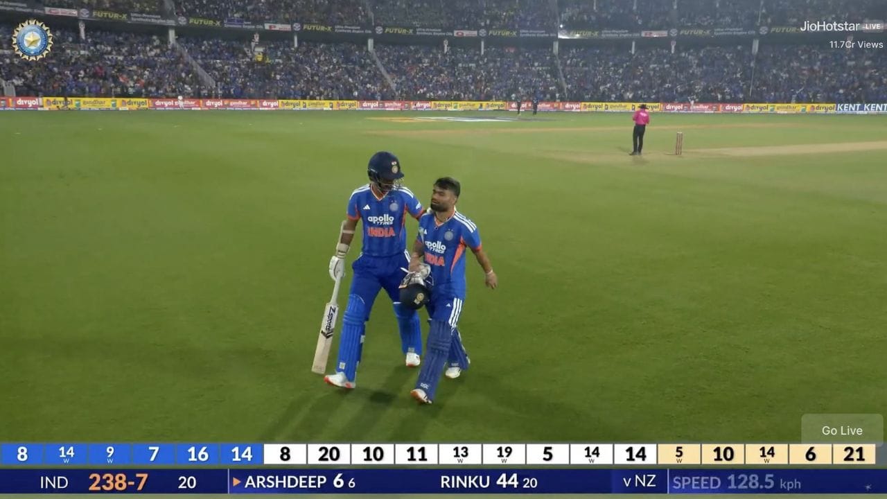 రింకూ సింగ్, ది ఫినిషర్ గురించి మాట్లాడుకుంటే, ధోనీ రికార్డును అధిగమించాడనే వార్తలో సోషల్ మీడియాలో సంచలనంగా మారాడు. అయితే, ఆ రికార్డ ఏంటి, ఏ విషయంలో ధోనిని బీట్ చేశాడు అనేది తెలుసుకోవాలి. ఈ రికార్డ్ 20 ఓవర్ కు సంబంధించింది. టీ20 అంతర్జాతీయ మ్యాచ్లోని 20వ ఓవర్లో అత్యధిక సిక్సర్లు కొట్టడంలో రింకూ సింగ్ ధోనీని సమం చేయడం గమనార్హం. అంతర్జాతీయ టీ20 మ్యాచ్లో 20వ ఓవర్లో 94 తక్కువ బంతుల్లోనే అత్యధిక సిక్సర్లు బాదిన ధోని రికార్డును రింకు సింగ్ సమం చేశాడు. అంతర్జాతీయ టీ20 మ్యాచ్లో 20వ ఓవర్లో ధోని 132 బంతులు ఎదుర్కొని 12 సిక్సర్లు బాదాడు. రింకు సింగ్ కేవలం 38 బంతుల్లోనే 12 సిక్సర్లు బాదడం విశేషం.