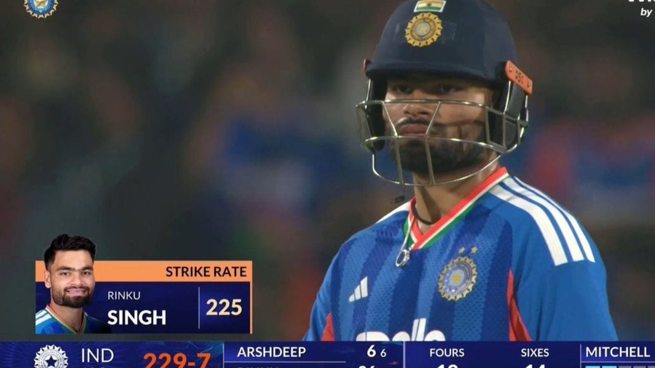 భారత క్రికెట్లో "ఫినిషర్" అనే పదానికి ఎంఎస్ ధోని కరెక్ట్ గా సరిపోతాడనే సంగతి తెలిసిందే. అయితే, ఇప్పుడు ధోని రిటైర్మెంట్ తర్వాత రింకు సింగ్ ఆ పాత్రకు అనుగుణంగా మారుతున్నట్లు కనిపిస్తోంది. ధోని లాగే రింకు సింగ్ కూడా సత్తా చాటుతున్నాడు. అవకాశం వచ్చినప్పుడల్లా తన సామర్థ్యాన్ని నిరూపించుకోవడమే కాకుండా ఫినిషర్గా కూడా తన సామర్థ్యాన్ని చూపిస్తున్నాడు. నాగ్పూర్లో న్యూజిలాండ్తో జరిగిన మొదటి టీ20లో రింకు సింగ్ మరోసారి సంచలనంగా మారాడు. ఈ తుఫాన్ ఇన్నింగ్స్ తో ధోని రికార్డును సమం చేశాడు.
