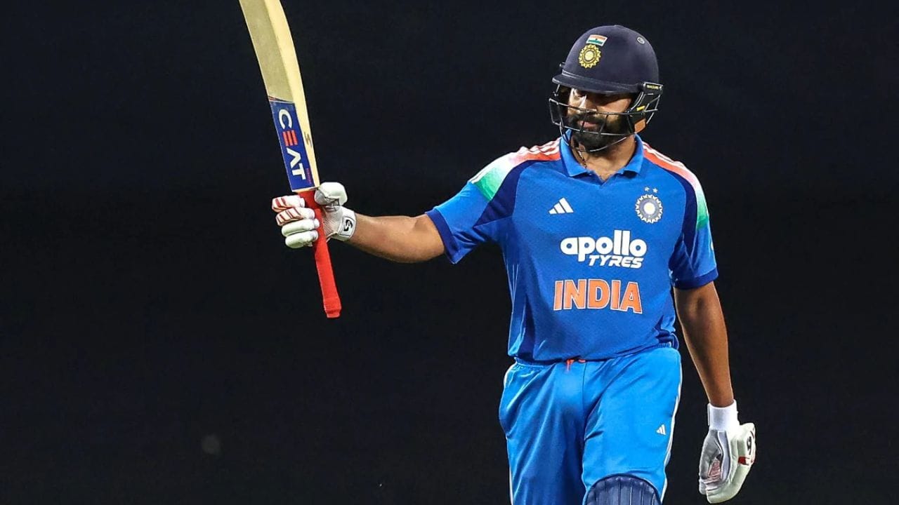 తడబడిన హిట్‌మ్యాన్.. చేజారిన సిరీస్: న్యూజిలాండ్‌తో జరిగిన మూడు వన్డేల సిరీస్‌లో భారత్ 1-2తో పరాజయం పాలైంది. ఇండోర్‌లో జరిగిన చివరి వన్డేలో విరాట్ కోహ్లీ (124) అద్భుత సెంచరీతో పోరాడినప్పటికీ, జట్టుకు విజయాన్ని అందించలేకపోయాడు. ఈ సిరీస్ మొత్తం పరిశీలిస్తే, భారత టాప్ ఆర్డర్ వైఫల్యం స్పష్టంగా కనిపిస్తోంది. ముఖ్యంగా రోహిత్ శర్మ బ్యాటింగ్ పట్ల అభిమానులు సోషల్ మీడియాలో అసహనం వ్యక్తం చేస్తున్నారు.