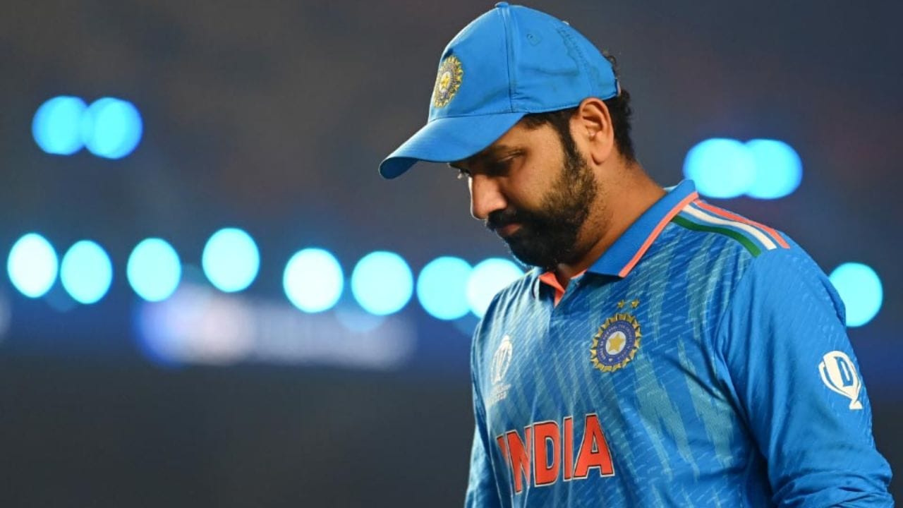 కివీస్ బౌలర్ల వ్యూహం: న్యూజిలాండ్ బౌలర్లు రోహిత్ శర్మ బలహీనతలపై దెబ్బకొట్టారు. కొత్త బంతితో ఇన్‌స్వింగర్ల ద్వారా అతన్ని ఇబ్బంది పెట్టడంలో వారు విజయం సాధించారు. ముఖ్యంగా జకారి ఫోక్స్, కైల్ జామీసన్ రోహిత్‌ను క్రీజులో సెట్ అవ్వనివ్వకుండా ఒత్తిడి పెంచారు.