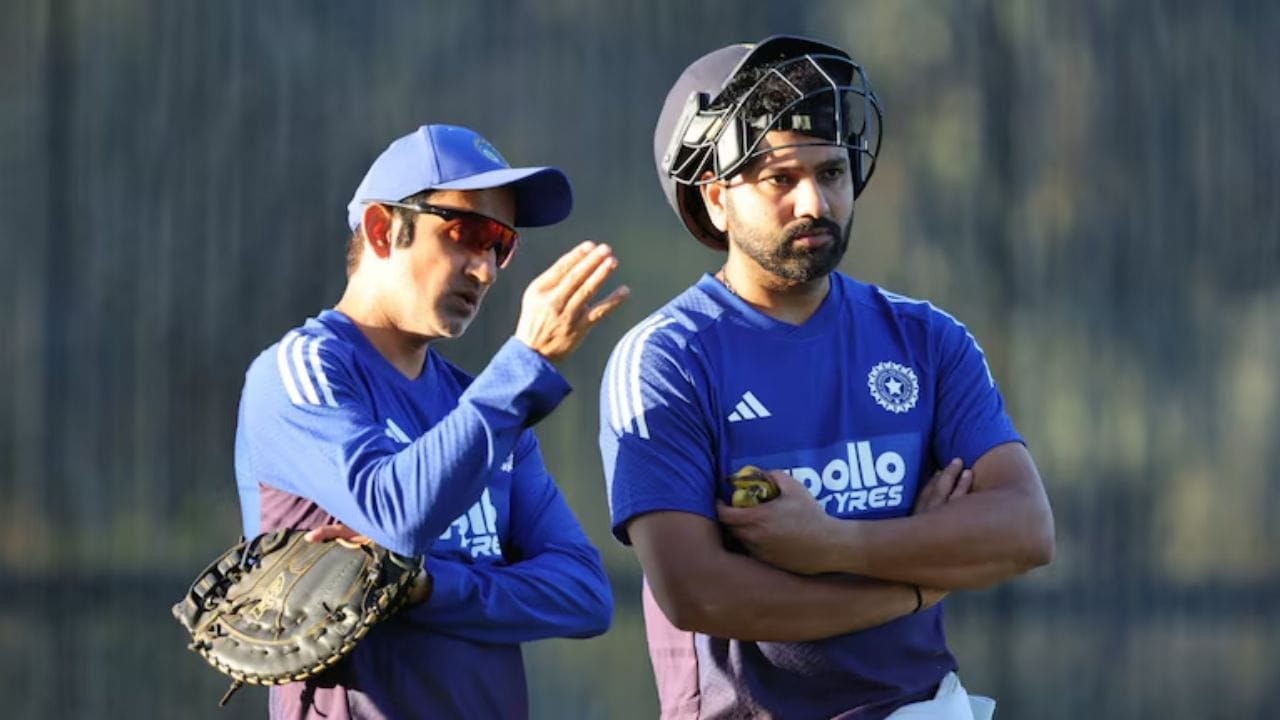 మూడు మ్యాచుల్లోనూ నిరాశే: ఈ సిరీస్‌లో రోహిత్ శర్మ గణాంకాలు అతని స్థాయికి ఏమాత్రం తగవు. మూడు వన్డేల్లో కలిపి అతను కేవలం 61 పరుగులు మాత్రమే చేయగలిగాడు. మొదటి వన్డేలో మంచి ఆరంభం లభించినా 26 పరుగులకే అవుట్ అయ్యాడు. రెండవ వన్డేలో కేవలం 24 పరుగులు చేసి పెవిలియన్ చేరాడు. ఇక మూడవ వన్డేలో ఇండోర్ వంటి బ్యాటింగ్ స్వర్గధామంలో కేవలం 11 పరుగులకే అవుట్ అయి జట్టును కష్టాల్లో నెట్టాడు. దీంతో వరుసగా మూడు ఇన్నింగ్స్‌ల్లోనూ ఒక్కసారి కూడా 50 పరుగుల మైలురాయిని అందుకోలేకపోవడం రోహిత్ కెరీర్‌లో అరుదైన, నిరాశాజనకమైన విషయం.