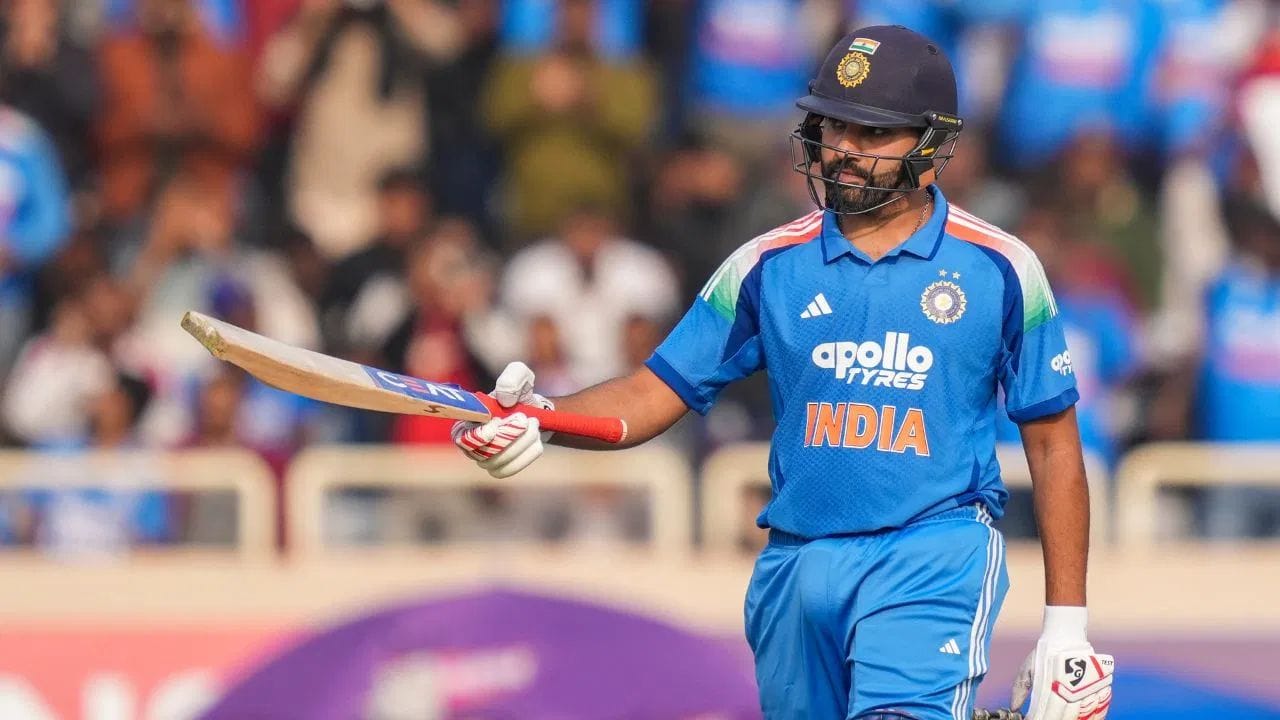 ఈ మ్యాచ్లో రోహిత్ శర్మ 29 బంతుల్లో 26 పరుగులు చేశాడు. ఇందులో 3 ఫోర్లు, 2 సిక్సర్లు ఉన్నాయి. ఈ రెండు సిక్సర్లతో, అతను అంతర్జాతీయ క్రికెట్లో 650 సిక్సర్లను చేరుకున్నాడు. ప్రపంచంలో ఈ మైలురాయిని చేరుకున్న మొదటి బ్యాట్స్మన్ అయ్యాడు.