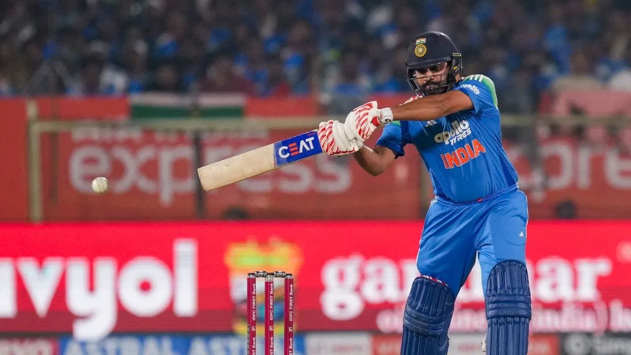 రోహిత్ శర్మ ఇప్పటివరకు 506 అంతర్జాతీయ మ్యాచ్లు ఆడాడు. ఈ కాలంలో, అతను 50 సెంచరీలు, 111 అర్ధ సెంచరీలతో సహా 20,074 పరుగులు చేశాడు. అతను వన్డేల్లో 49.11 సగటుతో 11,542 పరుగులు సాధించాడు.