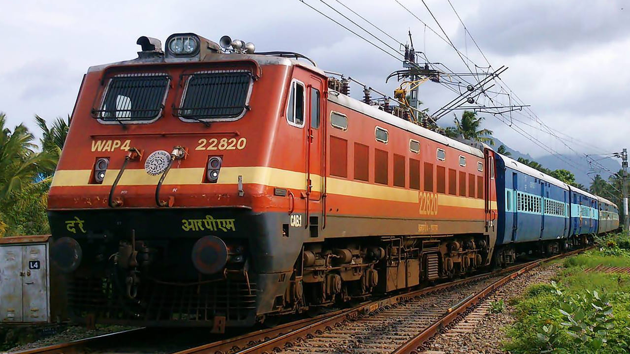 Indian Railways: ఏపీ ప్రజలకు రైల్వేశాఖ నుంచి ఎగిరి గంతేసే వార్త.. పండుగ వేళ బంపర్ న్యూస్