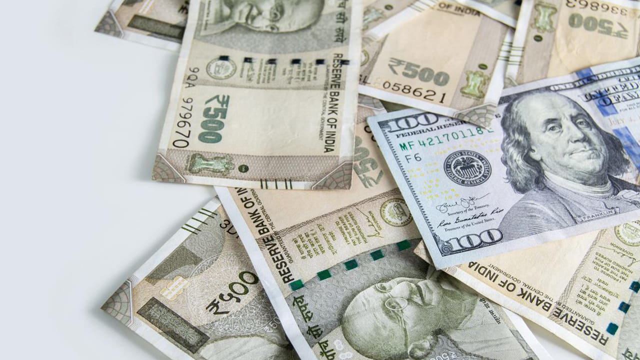 Rupee fall: బీపీ వచ్చినట్లు వణికిపోతున్న రూపీ.. పతనం అవుతున్న రూపాయి విలువ