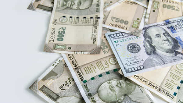 Rupee fall: బీపీ వచ్చినట్లు వణికిపోతున్న రూపీ.. పతనం అవుతున్న రూపాయి విలువ